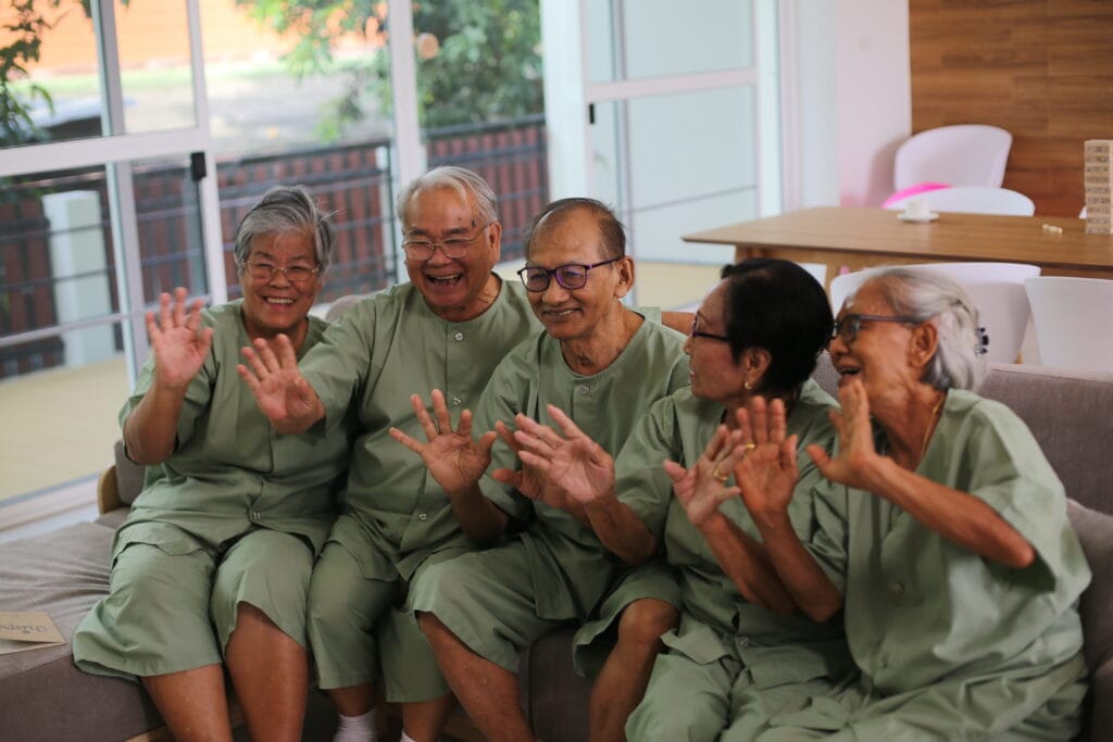 Nhóm người già vui vẻ tại viện dưỡng lão