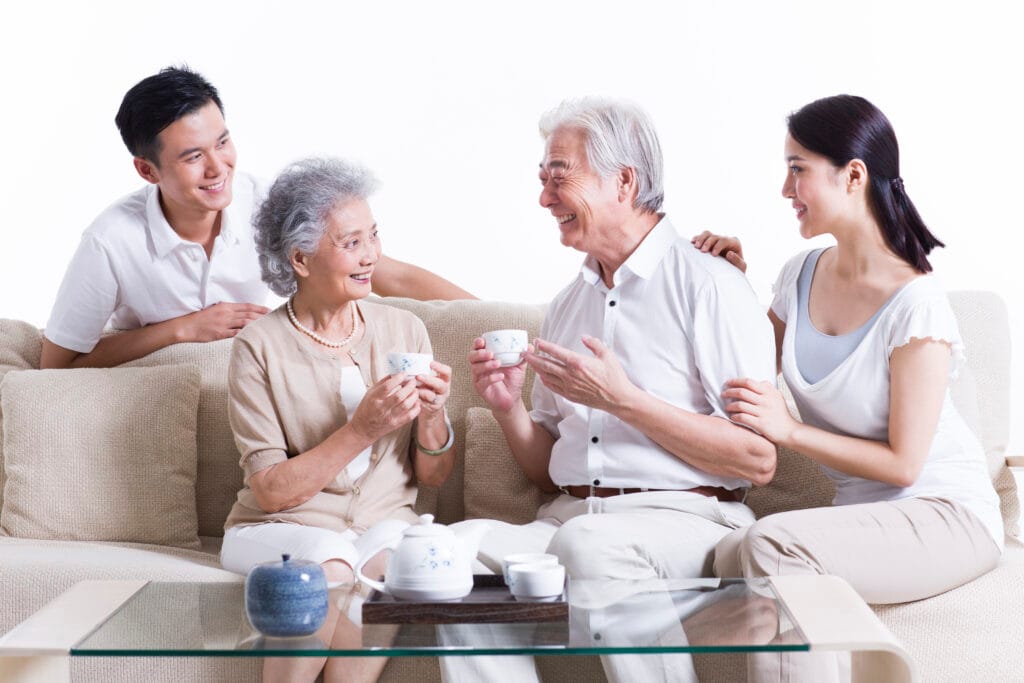 gia đình vui vẻ uống trà cùng người cao tuổi