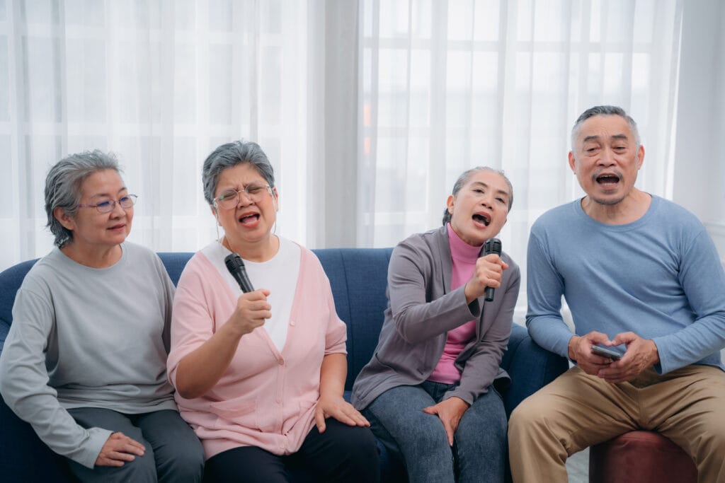 người già cùng nhau hát karaoke