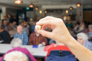 người già chơi lô tô