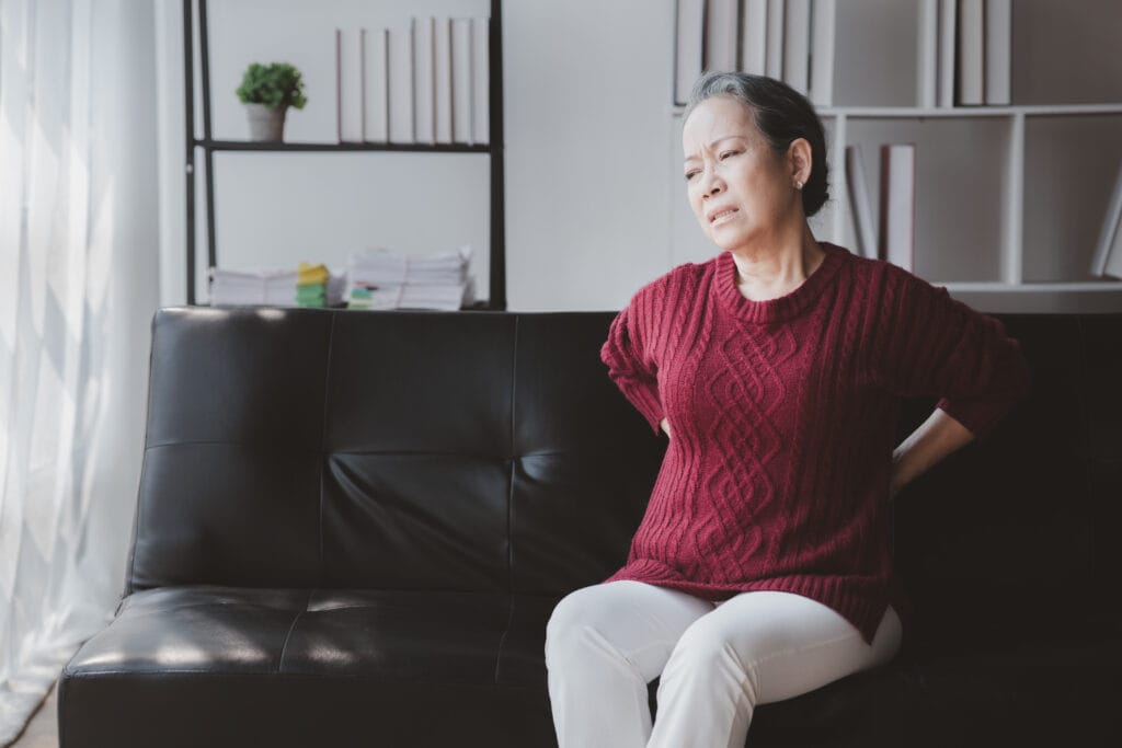 người già phụ nữ đau lưng