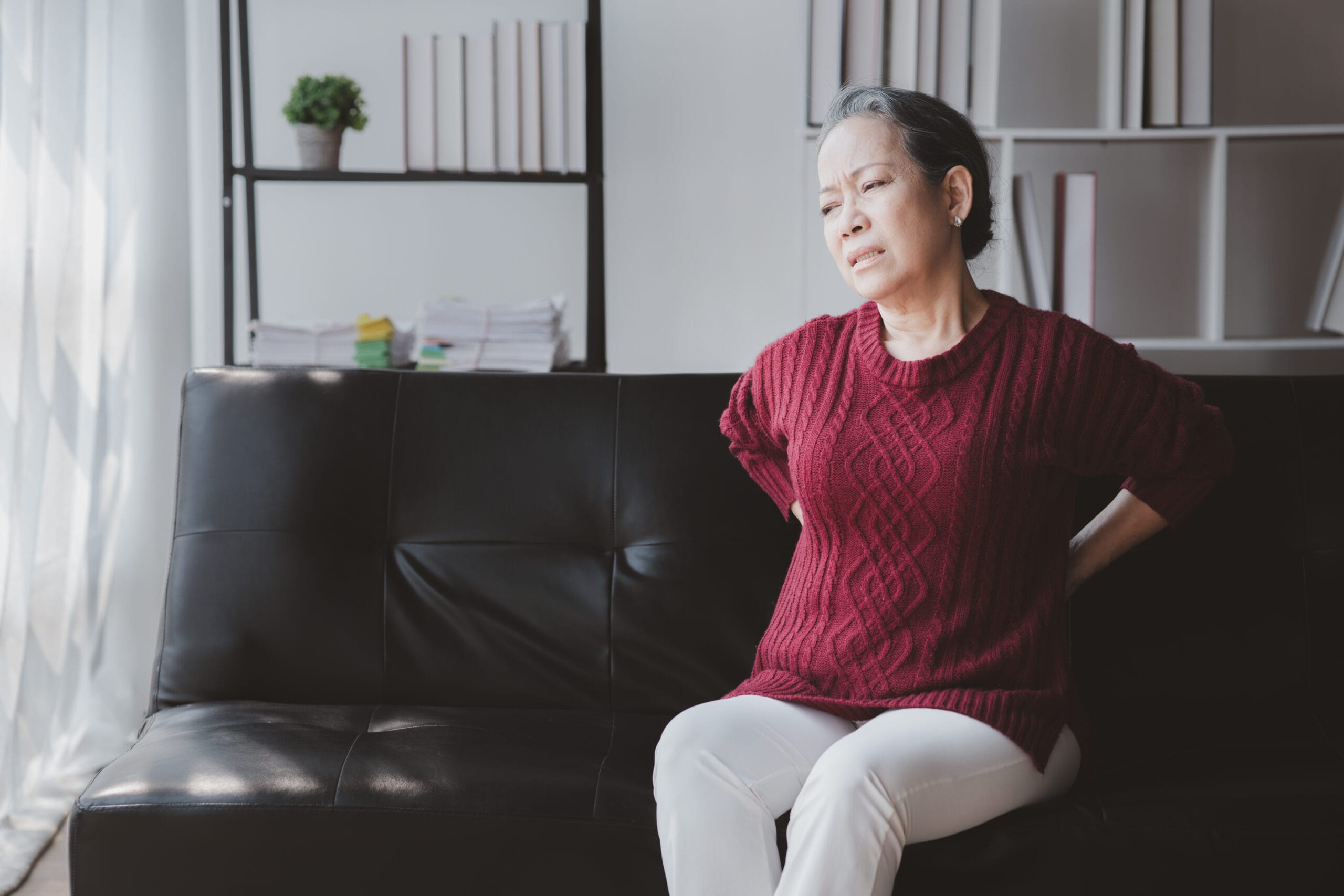 người già phụ nữ đau lưng