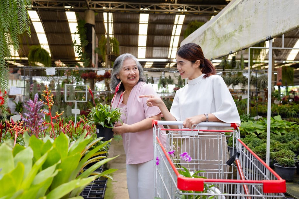 con gái cùng mẹ đi chợ