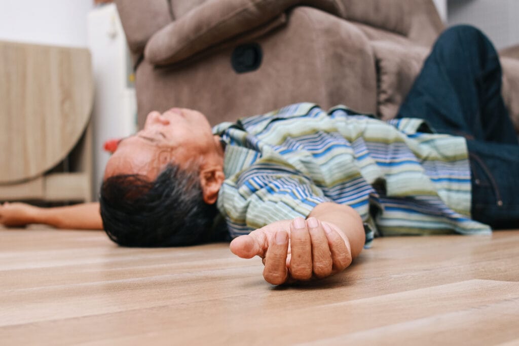 người già té ngã nằm