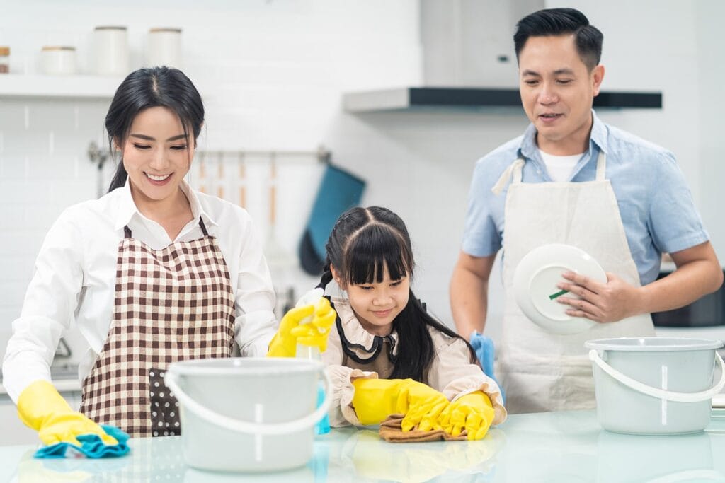 Gia đình trẻ cùng dọn dẹp nhà cửa