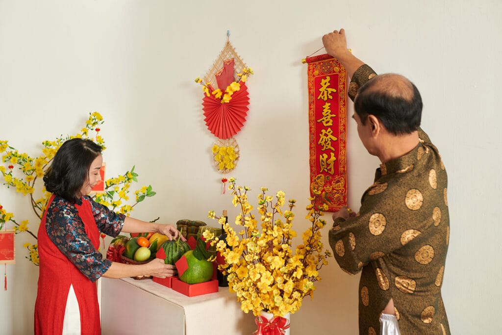 Ông bà cùng nhau trang trí nhà ngày Tết