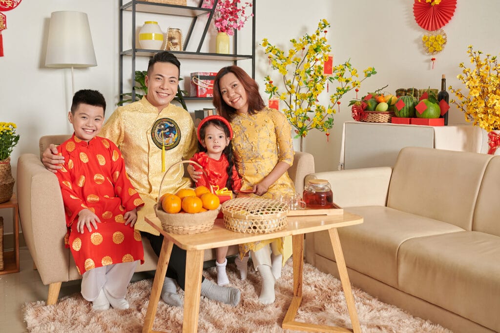 Gia đình vui vẻ ngồi bên sofa