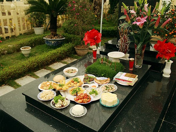 Cúng lễ tạ mộ