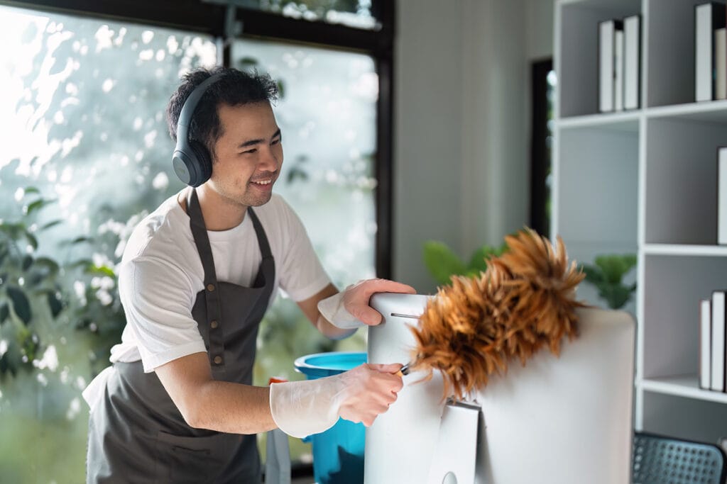Người đàn ông đang phủi bụi màn hình