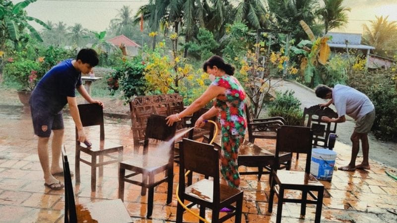 Cả gia đình lau dọn bàn ghế